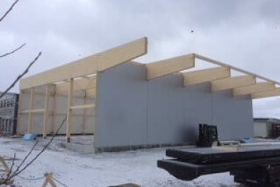 Arbeid med å bygge Montèr Hadsel i snø